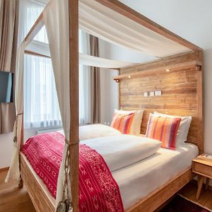 Zimmer mit Kingsize-Bett